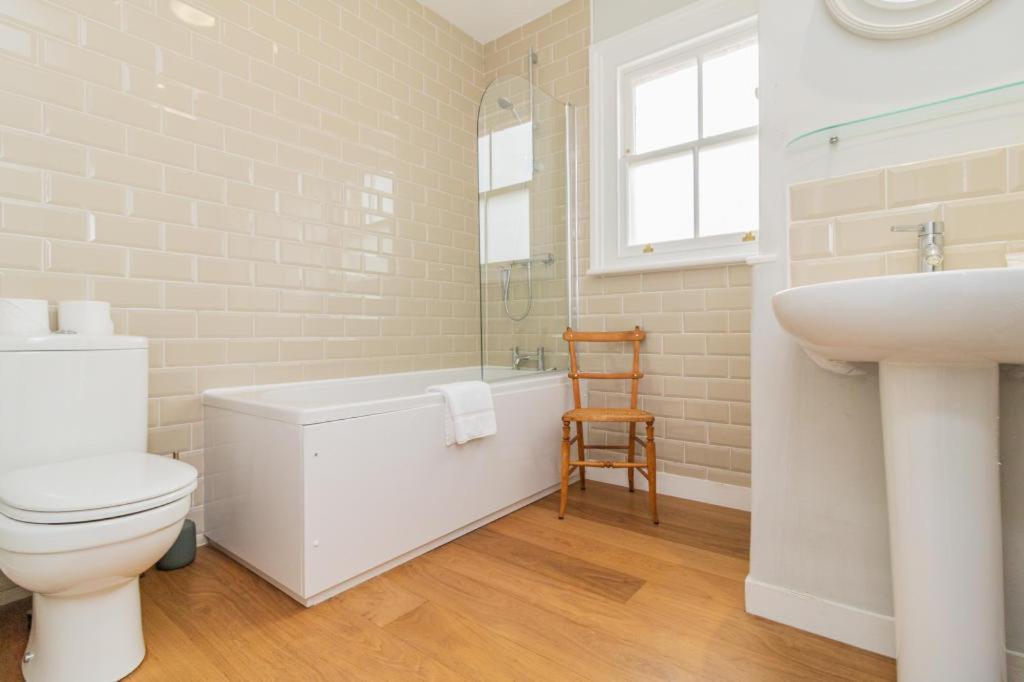 Delightful 2 Bedroom House Central Windsor Exterior photo